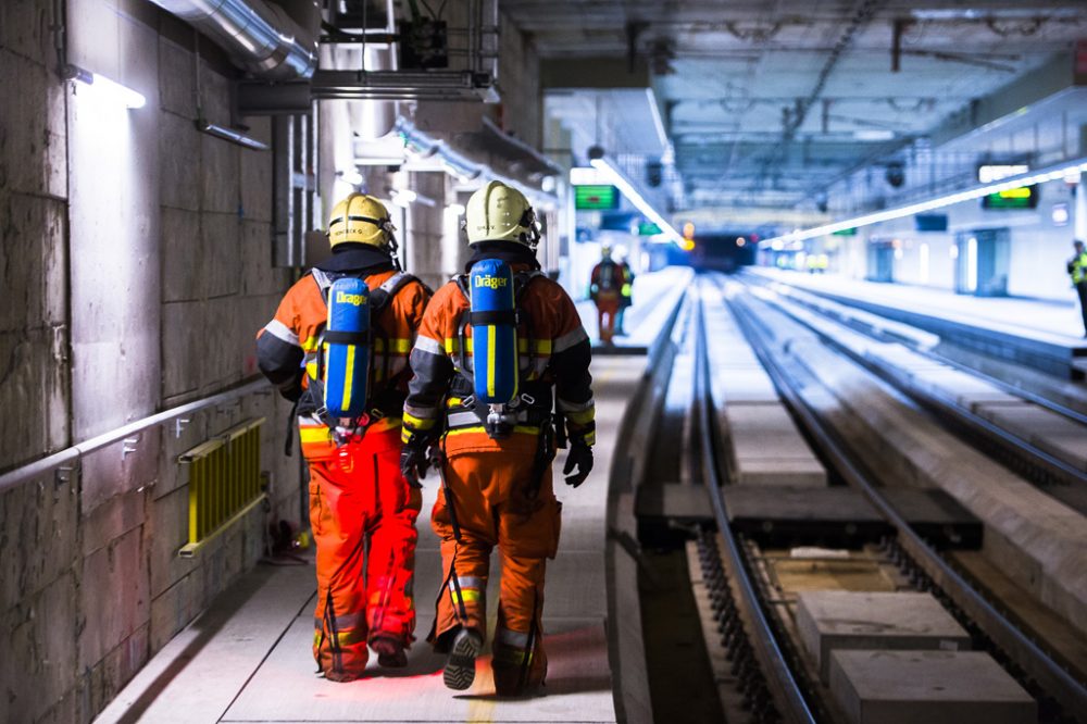 Brüsseler Feuerwehrmänner im Eisenbahntunnel Schuman