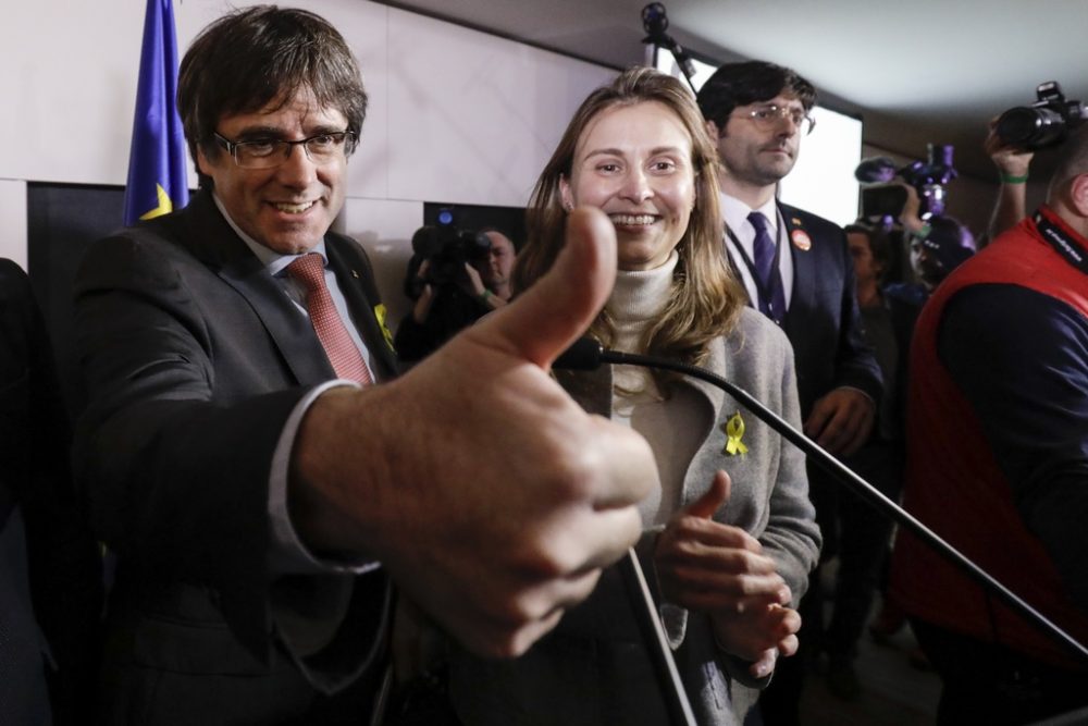 Carles Puigdemont feiert mit Anhängern in Brüssel / Bild: Thierry Roge (Belga)