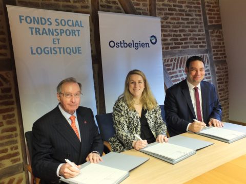 Unterzeichnung des Rahmenabkommens zwischen dem Transportsektor und der Regierung: (v.l.n.r.) Jean-Claude Delen vom Sozialfonds Transport & Logistik, Isabelle Weykmans, Ministerin für Beschäftigung, und Harald Mollers, Minister für Bildung und Ausbildung (Bild: Stephan Pesch/BRF)