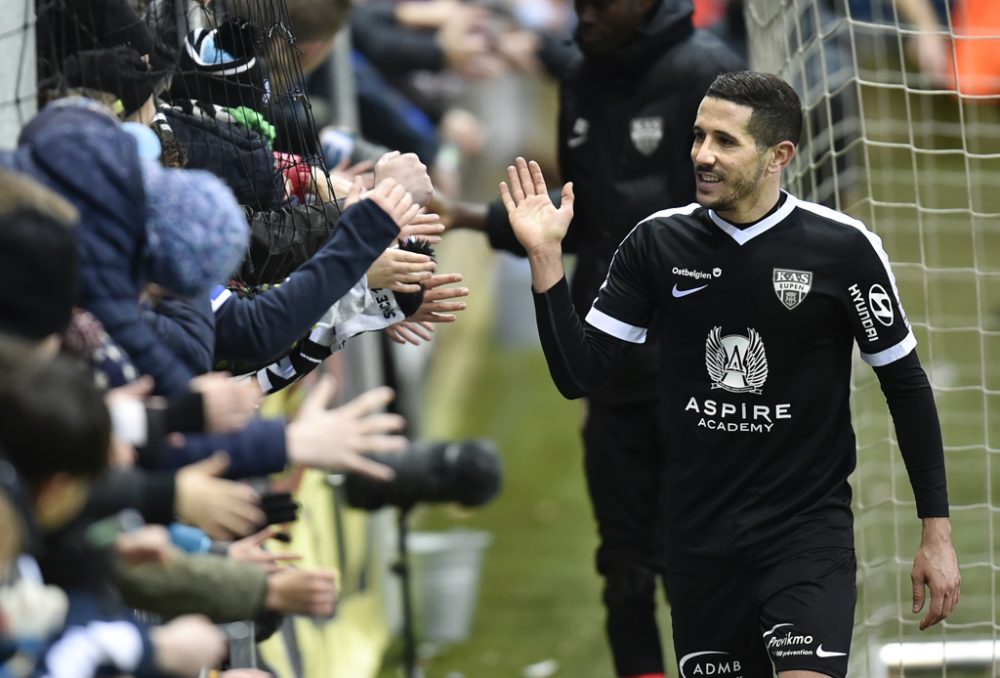 Torschütze Florian Raspentino lässt sich nach dem Spiel von den Fans feiern