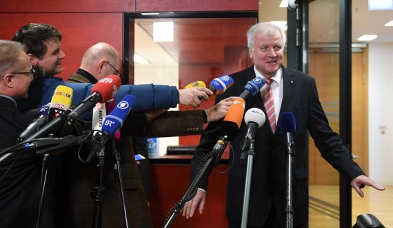 Der bayrische Ministerpräsident Horst Seehofer will den Weg für Markus Söder frei machen