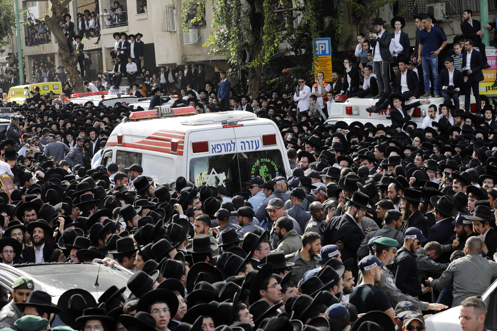 Riesenbegräbnis für Rabbiner Steinman am 12.12.2017 in einem Vorort von Tel Aviv (Bild: Menahem Kahana/AFP)