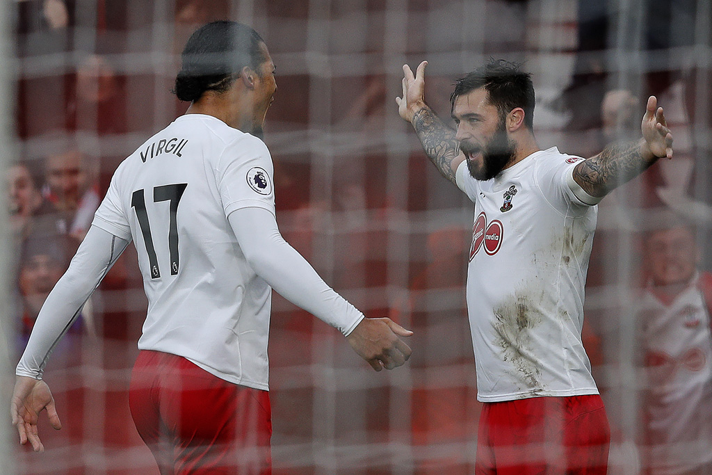 Virgil van Dijk mit Charlie Austin beim Spiel von Southampton in Bournemouth