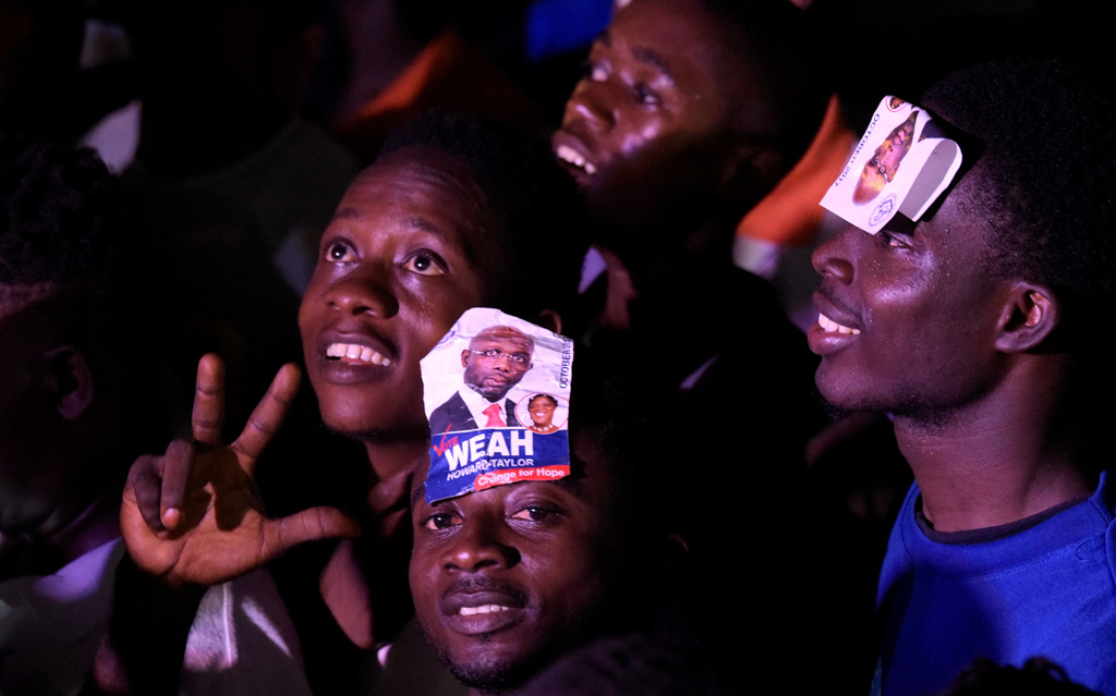 Anhänger feiern den Wahlsieg von George Weah in Monrovia