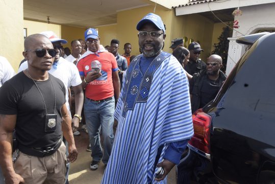 George Weah am Wahlmorgen in Monrovia (Bild: Seyllou/AFP)