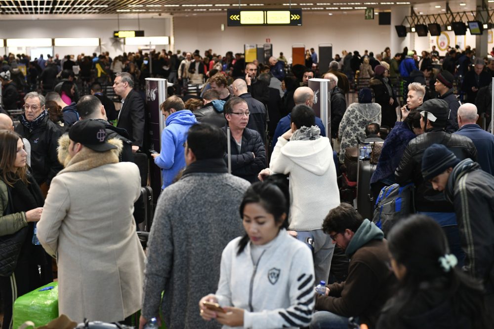 Menschenmenge im Brüsseler Flughafen