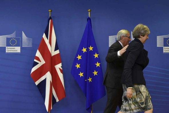 EU-Kommissionspräsident Jean-Claude Juncker und die britische Premierministerin Theresa May am 4.12. in Brüssel (Bild: John Thys/AFP)