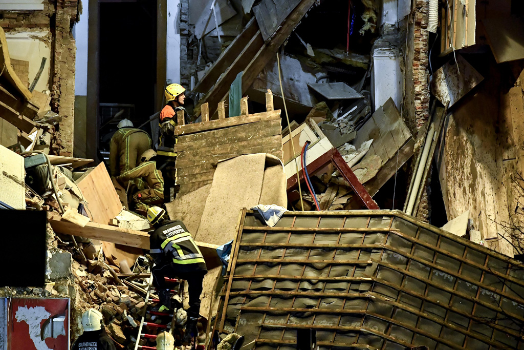 Heftige Explosion in Antwerpen zerstört drei Häuser
