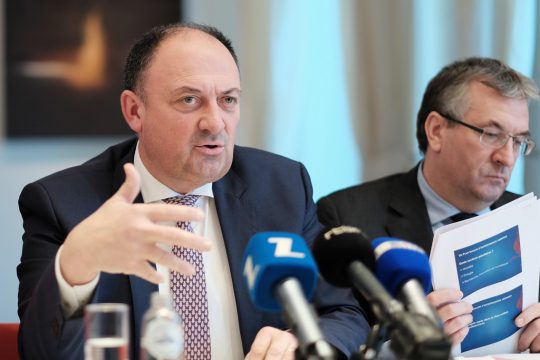 Willy Borsus stellt den Investitionsplan vor