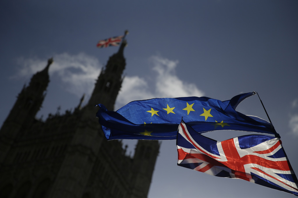 Brexit - Britische und europäische Flagge vor dem Parlament in London