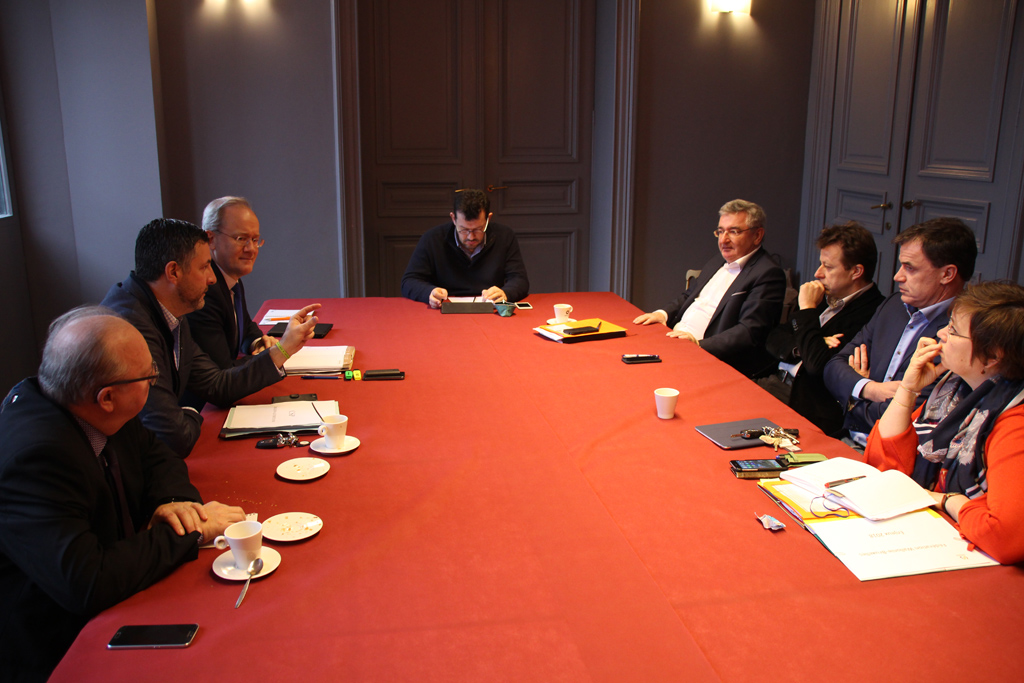 Herbert Grommes, Pascal Arimont und Robert Nelles im Gespräch mit René Collin, Carlo Di Antonio, Benoît Lutgen und Alda Greoli (von oben nach unten)