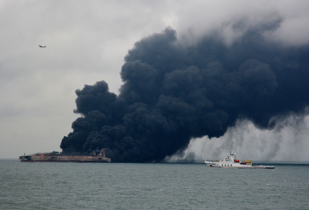 Öltanker vor der chinesischen Küste nach Kollision in Brand geraten