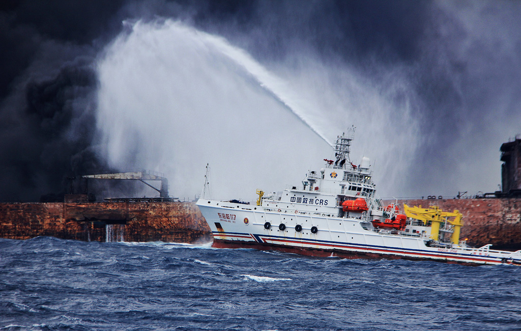Öltanker vor chinesischer Küste in Flammen