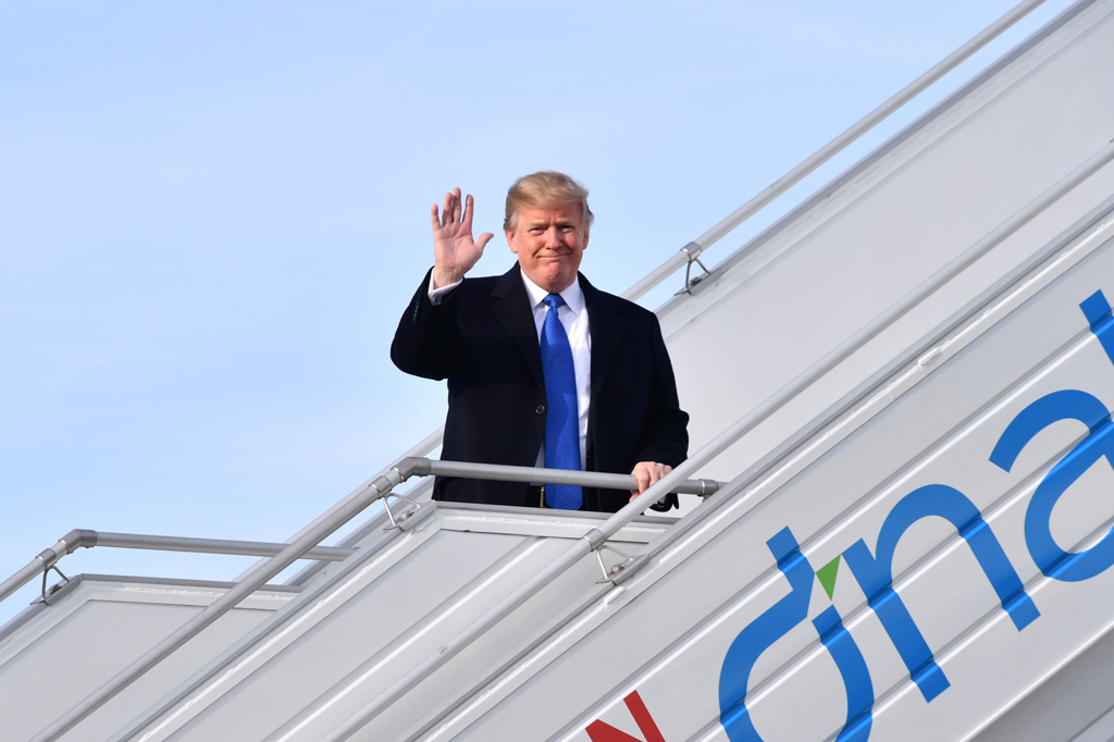 US-Präsident Donald Trump nach der Landung in Zürich am 25.1.2018 (Bild: Nicholas Kamm/AFP)