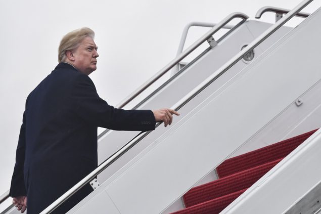 US-Präsident Donald Trump am 12.1.2018 vor dem Flug nach Mar-a-Lago (Bild: Nicholas Kamm/AFP)