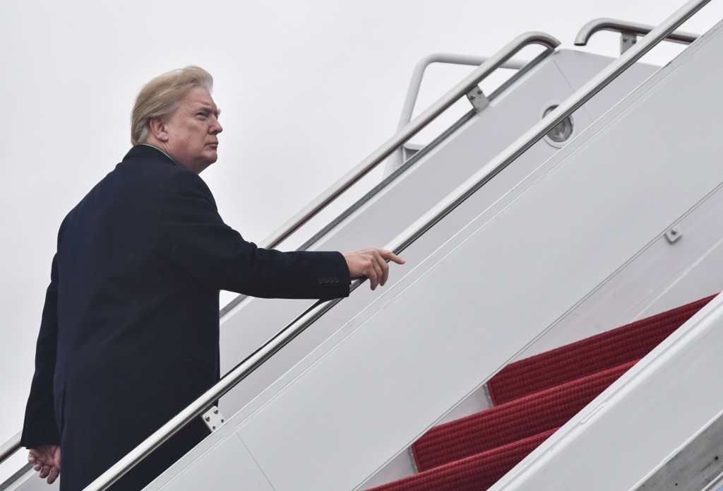 US-Präsident Donald Trump am 12.1.2018 vor dem Flug nach Mar-a-Lago (Bild: Nicholas Kamm/AFP)