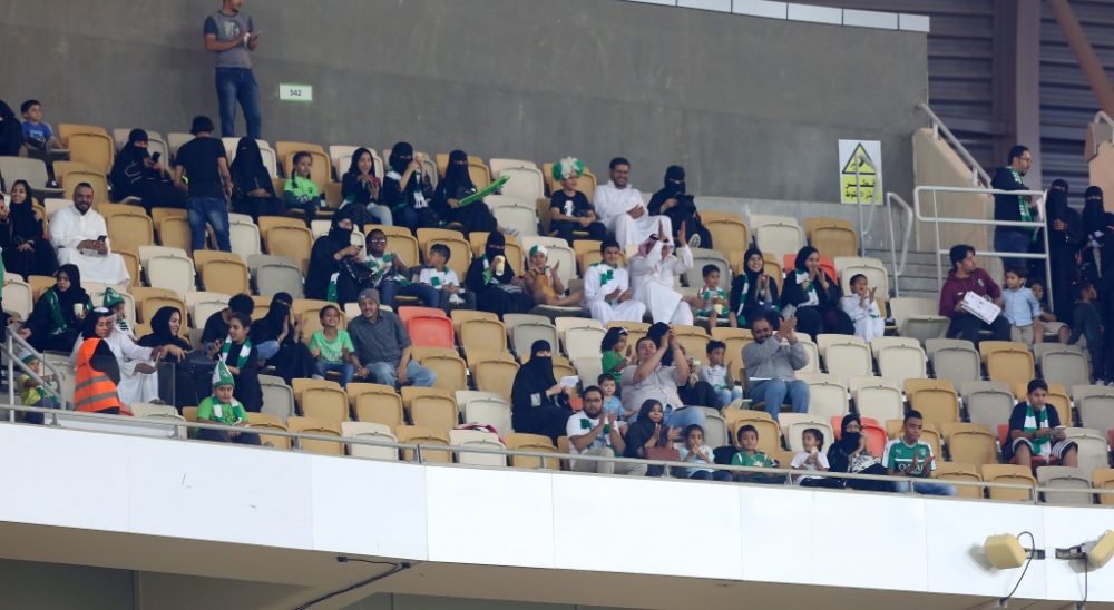 Frauen am 12.1.2018 mit Schals in den Fanfarben im Stadion in der Küstenstadt Dschidda (Bild: Stringer/AFP)