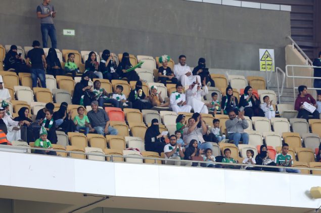 Frauen am 12.1.2018 mit Schals in den Fanfarben im Stadion in der Küstenstadt Dschidda (Bild: Stringer/AFP)