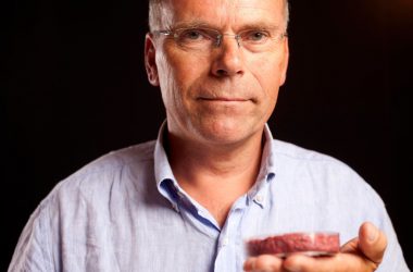 Professor Mark Post mit seinem Labor-Burger (Bild: Universität Maastricht)