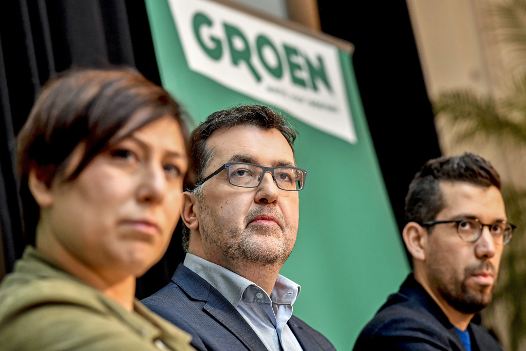 Meyrem Almaci, Wouter Van Besien und Imade Anouri bei der Pressekonferenz von Groen am Mittwoch (Bild: Dirk Waem/Belga)