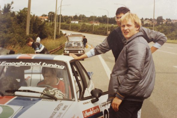 Rainer Hermann (im Auto) und Gabriel Hüweler (vorne) in jungen Jahren (Bild: privat)