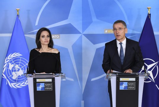 Schauspielerin Angelina Jolie und Nato-Generalsekretär Jens Stoltenberg (Bild: Emmanuel Dunand/AFP)