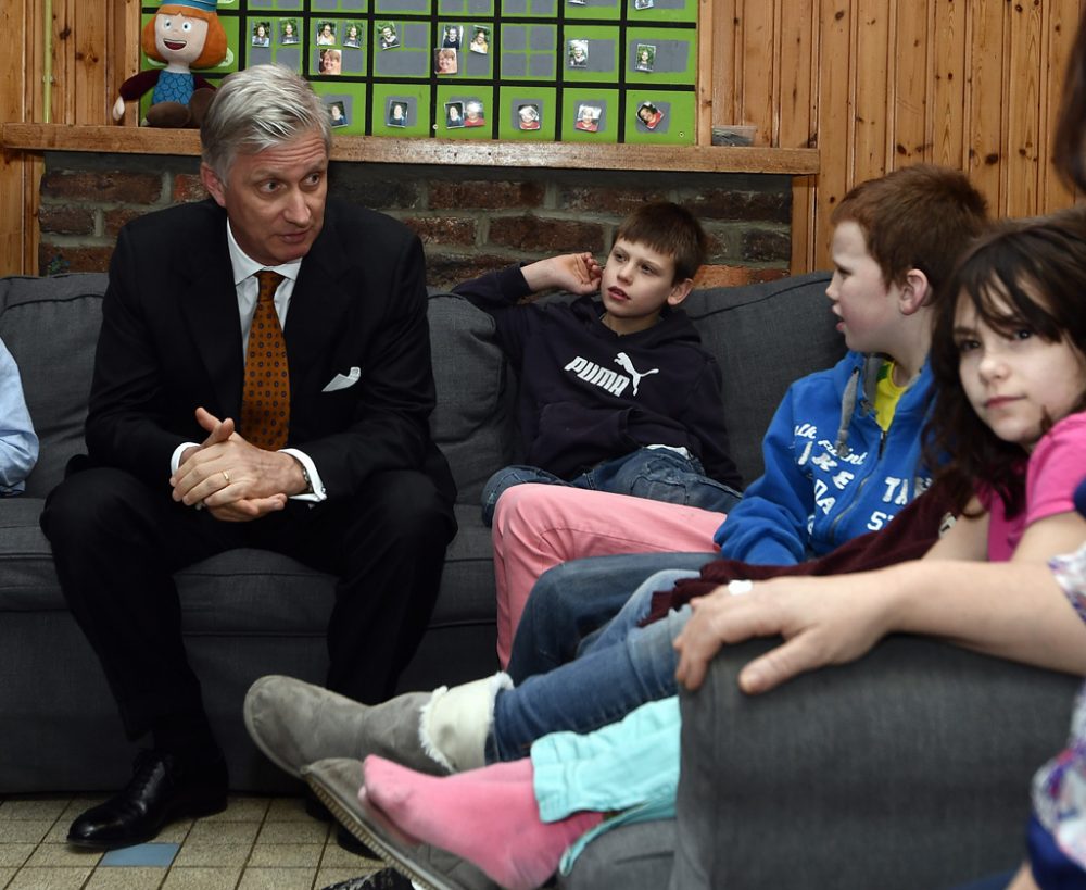 König Philippe zu Besuch in einem Lütticher Waisenhaus (Bild: Eric Lalmand/BELGA)