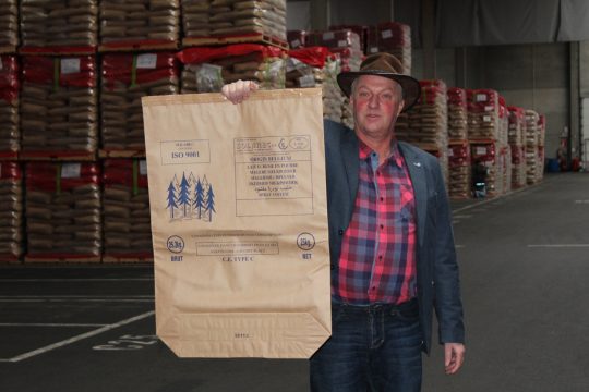 Erwin Schöpges in der Milchpulver-Lagerhalle in Herstal (Bild: Julia Slot/BRF)