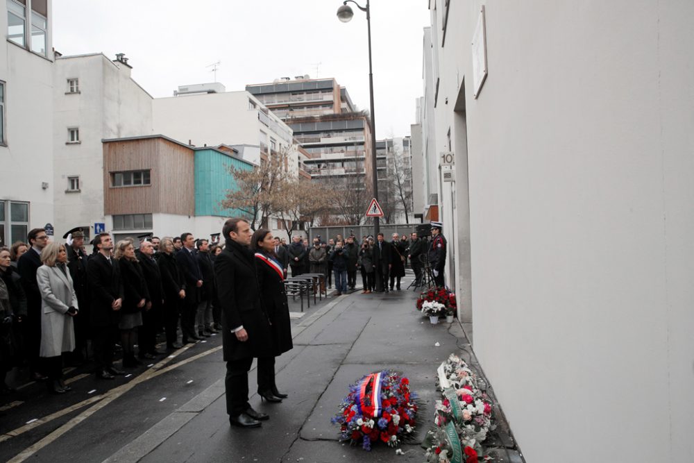 Emmanuel Macron und Anne Hidalgo vor dem früheren Redaktionsgebäude des Satiremagazins "Charlie Hebdo" (Bild: Christophe Ena/Pool/AFP)