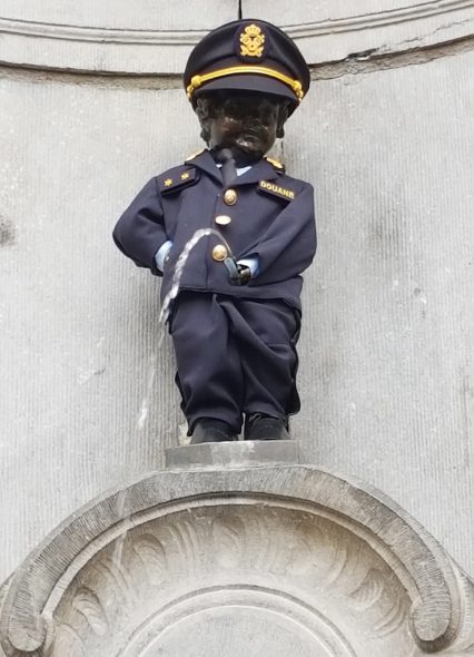 Manneken Pis in Zoll-Uniform