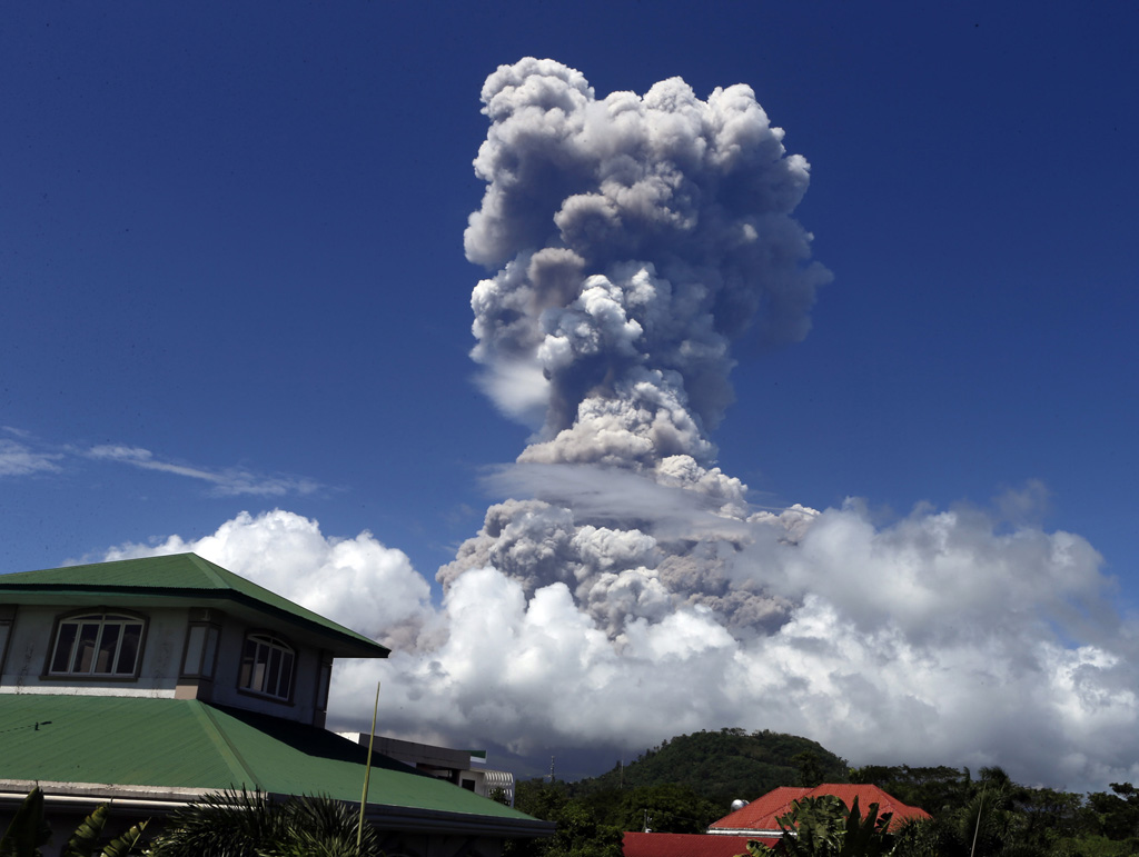 Der philippinische Vulkan Mayon stößt am 22.1.2018 Aschewolke aus (Bild: Xinhua/Stringer/BELGAWORLD)