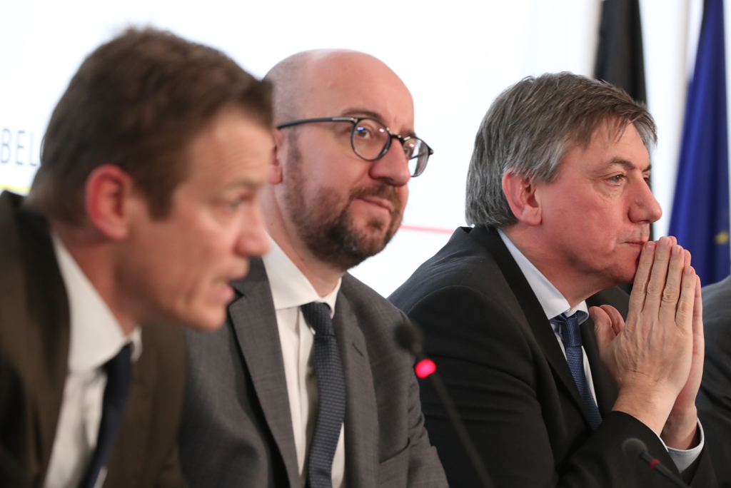 OCAM-Direktor Paul Van Tigchelt, Premierminister Charles Michel und Innenminister Jan Jambon am 22.1.2018 in Brüssel (Bild: Benoit Doppagne/BELGA)