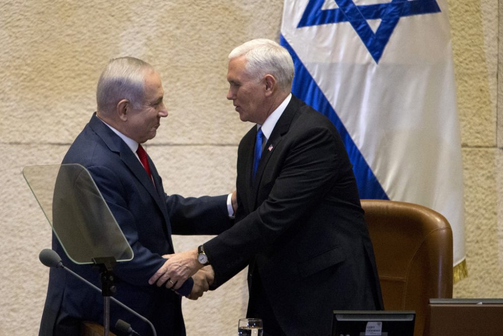 Benjamin Netanjhu und Mike Pence am 22.1.2018 im Parlament in Jerusalem (Bild: Ariel Schallt/AFP)