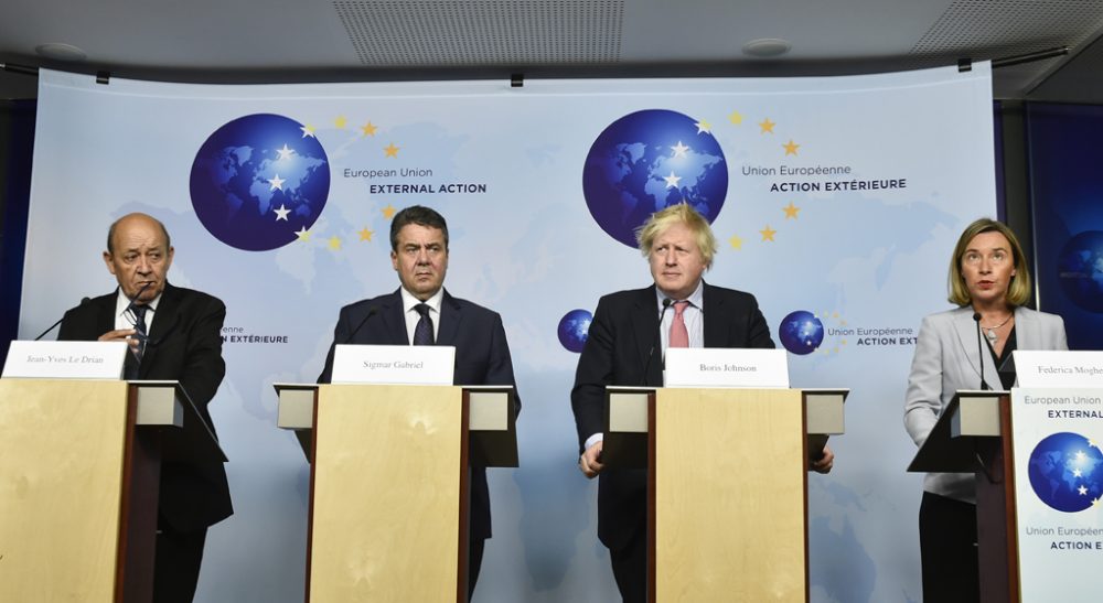 Der französische Außenminister Jean-Yves Le Drian, der deutsche Außenminister Sigmar Gabriel, der britische Außenminister Boris Johnson und EU-Außenbeauftragte Federica Mogherini (Bild: John Thys/AFP)