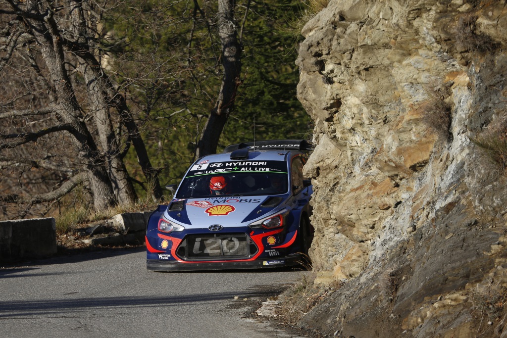Thierry Neuville und Nicolas Gilsoul fahren bei der Rallye Monte-Carlo noch auf den fünften Platz
