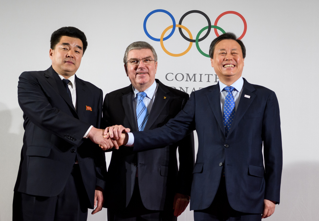 Nordkoreas Sportminister Kim Il Guk, IOC-Präsident Thomas Bach und Südkoreas Sportminister Do Jong-hwan (Bild: Fabrice Coffrini/AFP)