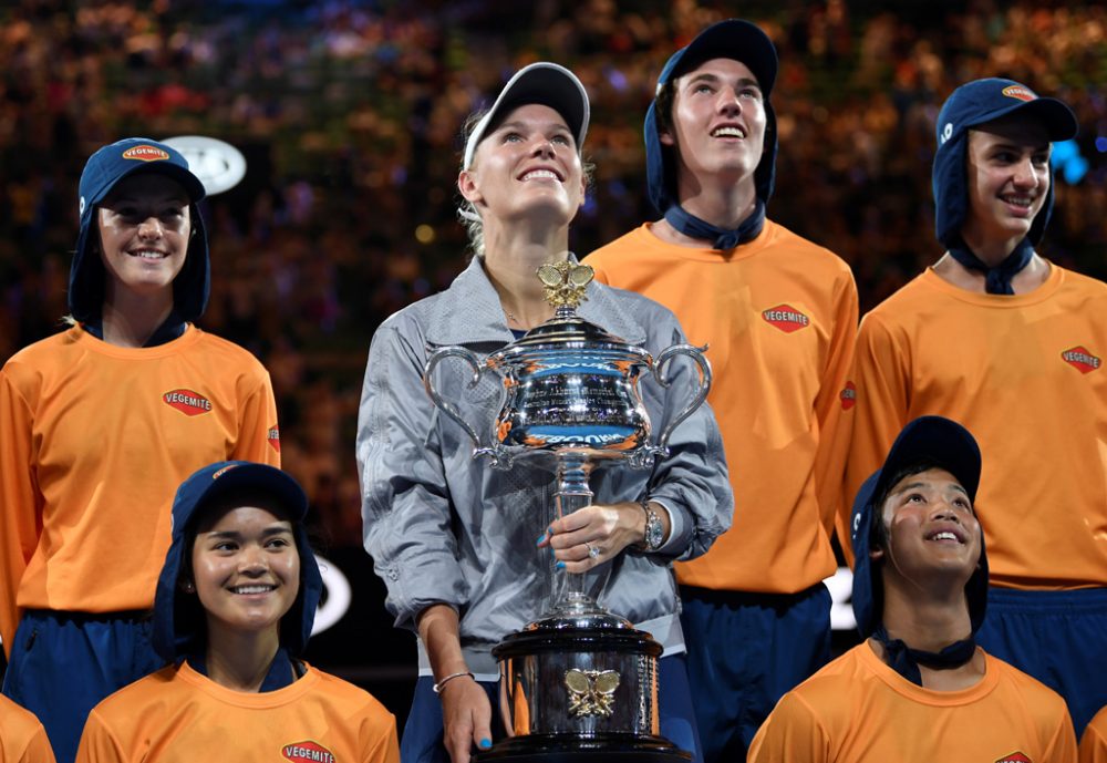 Caroline Wozniacki am 27.1.2018 mit den Balljungen und ihrem Pokal in Melbourne