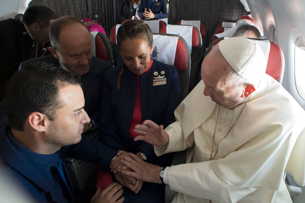 Papst Franziskus vermählt zwei Flugbegleiter
