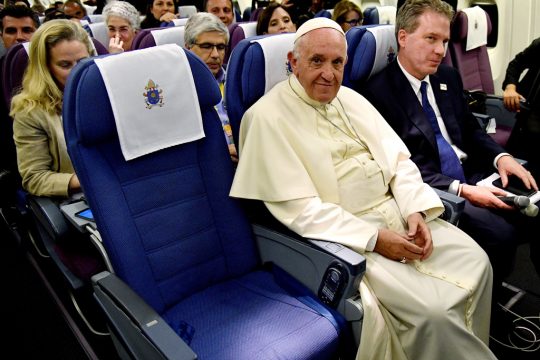 Papst Franziskus am 22.1.2018 während einer Pressekonferenz auf der Rückreise von Lima nach Rom (Bild: Vincenzo Pinto/AFP)
