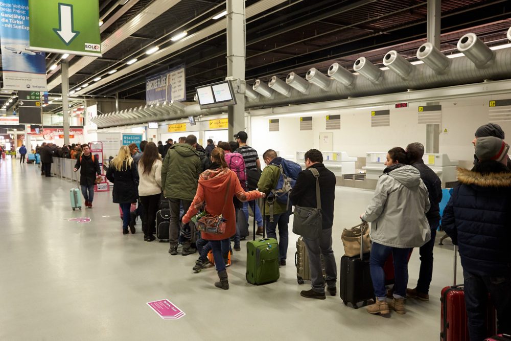 Passagiere am Flughafen Frankfurt-Hahn (Archivbild: Thomas Frey/AFP)