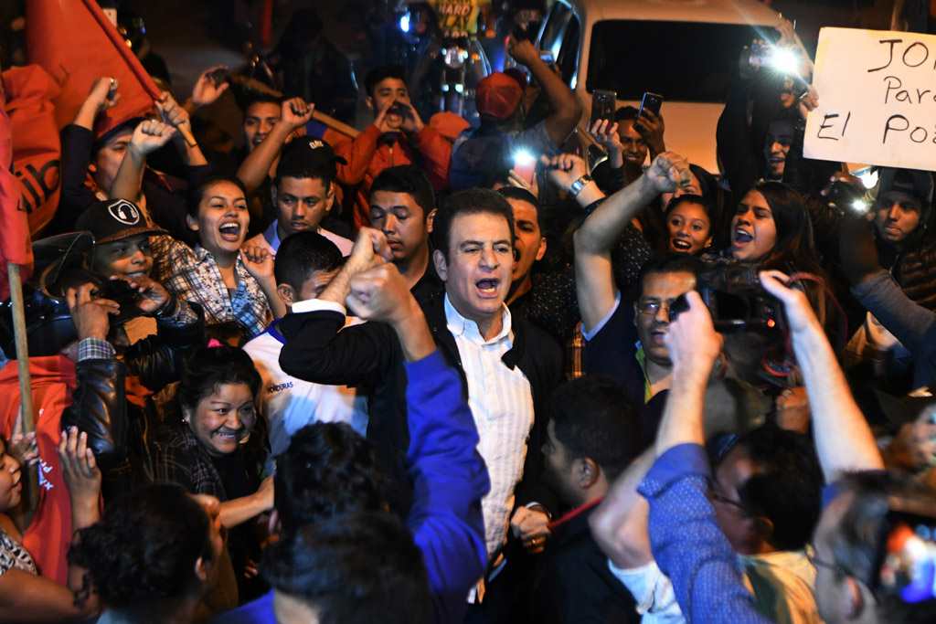 Der honduranische Oppositionskandidat Salvador Nasralla am 26.1.2018 mit Anhängern in der Hauptstadt Tegucigalpa (Bild: Orlando Sierra/AFP)
