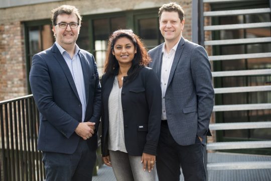 Die drei Spitzen von "Samen": Wouter Van Besien (Groen), Polizeikommissarin Jinnih Beels (unabhängig) und Tom Meeuws (SP.A) bei der Pressevorstellung im Oktober in Antwerpen