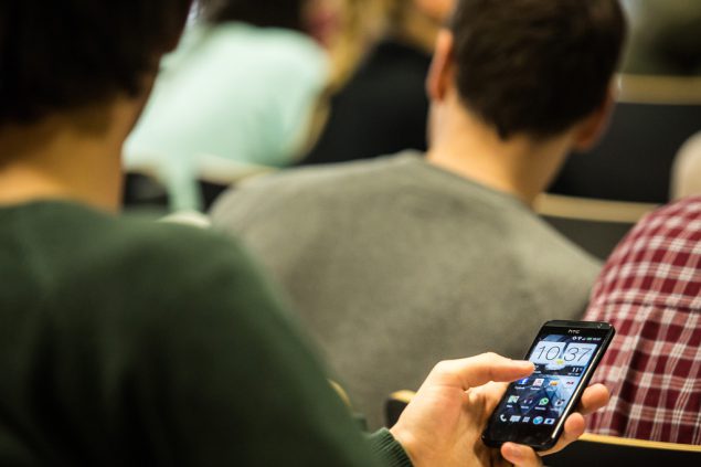 Student und Smartphone