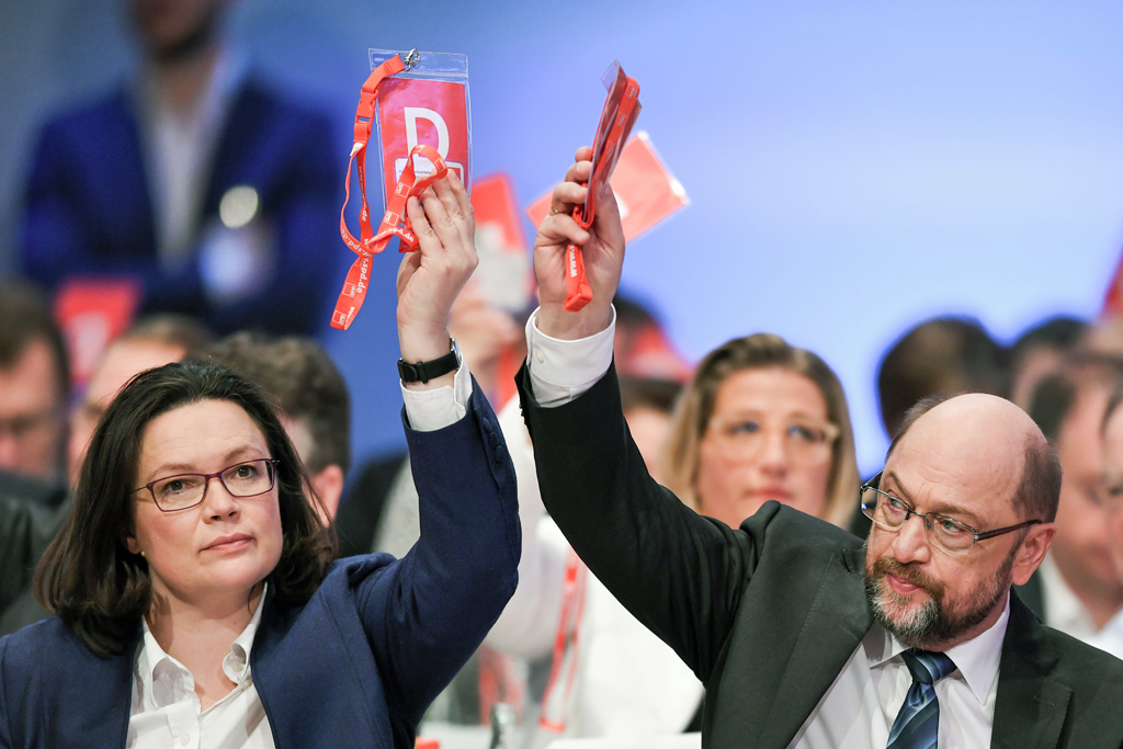 Sozialministerin Andrea Nahles und SPD-Chef Martin Schulz beim SPD-Parteitag am Sonntag in Bonn (Bild: Federico Gambarini/AFP)