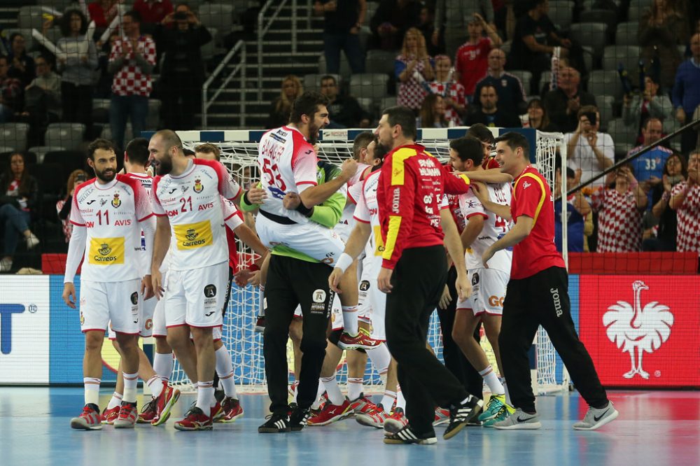 Freude unter den spanischen Handballern nach dem Sieg über Frankreich am 26.1.2018 (Bild: Xinhua/Dalibor Urukalovic/BELGAWORLD)