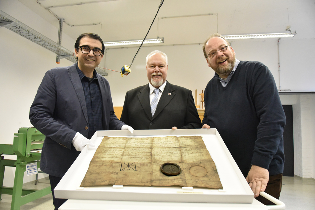 Archivleiter Dr. René Rohrkamp, Uwe Reuters vom Verein Burtscheider Heimatfreunde und Dr. Frank Pohle, Leiter der Route Charlemagne (Bild: Andreas Herrmann/Stadt Aachen)