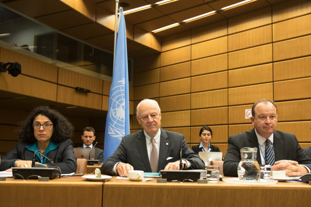 Der UN-Sondergesandte Staffan de Mistura (Mitte) in Wien 5Bild: Alex Halada/AFP)