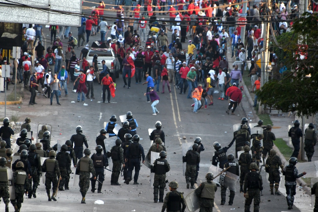 Auseinandersetzung zwischen Demonstranten und Polizisten am 12.1.2018 in der honduranischen Hauptstadt Tegucigalpa (Bild: Orlando Sierra/AFP)
