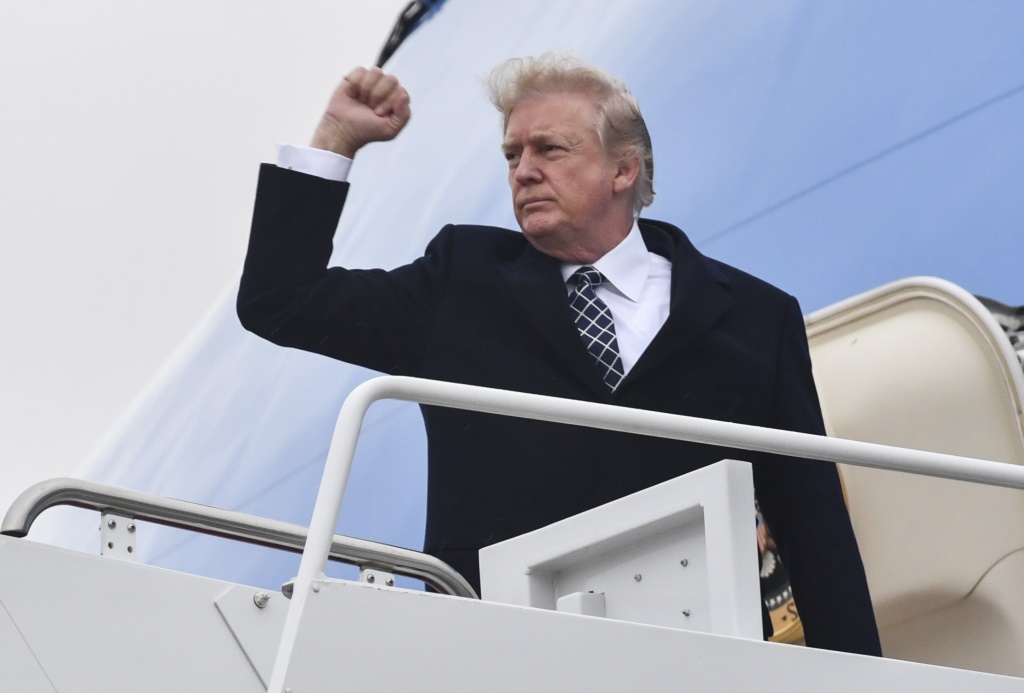 US-Präsident Donald Trump am 12.1.2018 vor dem Flug nach Mar-a-Lago (Bild: Nicholas Kamm/AFP)