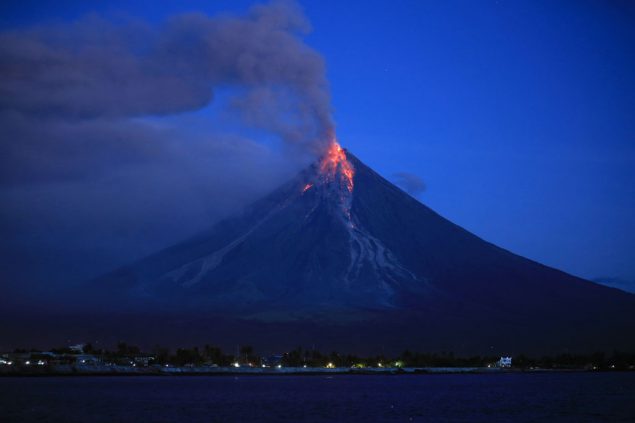 Vulkan Mayon spuckt Lava 700 Meter in den Himmel